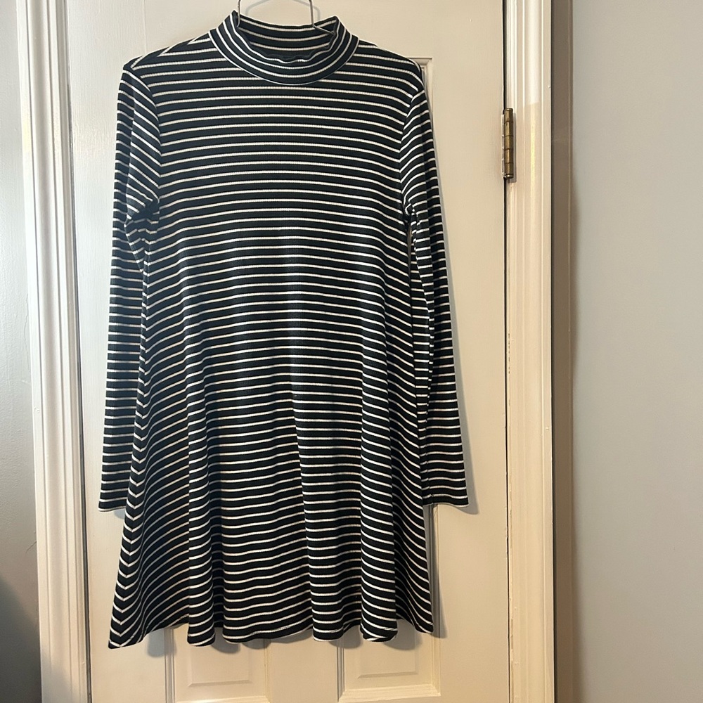 Abercrombie and Fitch tunic black and white thin stripe size small